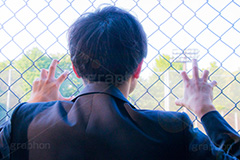 必死に高校球児を応援する知らない男,高校球児,野球,ベイスボール,グランド,高校野球,知らない,甲子園,応援,声援,金網,怪しい,知らない,モデル,イメージ,人物,手,男性,男,青年,スーツ,ネクタイ,サラリーマン,リーマン,ポーズ,夏,熱い,スポーツ,hand,model,image,suit,summer,sports,baseball,謎