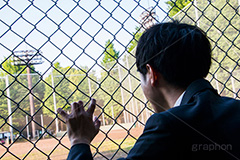 必死に高校球児を応援する知らない男,高校球児,野球,ベイスボール,グランド,高校野球,知らない,甲子園,応援,声援,金網,怪しい,知らない,モデル,イメージ,人物,手,男性,男,青年,スーツ,ネクタイ,サラリーマン,リーマン,ポーズ,夏,熱い,スポーツ,hand,model,image,suit,summer,sports,baseball,謎