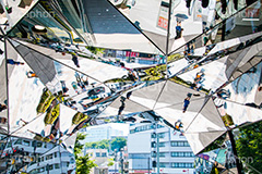 明治通り交差点,東急プラザ,ミラー,鏡,反射,映る,交差点,ラフォーレ,原宿,ショッピングセンター,ファッションビル,表参道,参道,青山通り,神宮前,大通り,渋谷区,青山,高級ブランド,人混み,買い物,ショッピング,ショップ,ファッション,トレンド,横断歩道,fashion,shop,shopping,mirror