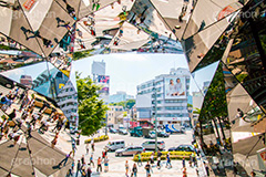 明治通り交差点,東急プラザ,ミラー,鏡,反射,映る,交差点,ラフォーレ,原宿,ショッピングセンター,ファッションビル,表参道,参道,青山通り,神宮前,大通り,渋谷区,青山,高級ブランド,人混み,買い物,ショッピング,ショップ,ファッション,トレンド,横断歩道,fashion,shop,shopping,mirror