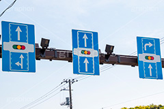 選択,道路,道,看板,標示,表記,矢印,方向,決める,曲がる,右折,交通