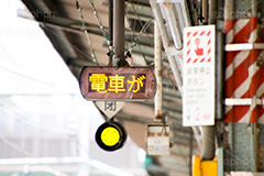 電車が,ホーム,電車,駅,表示,電車/鉄道,交通,看板,標示,ＬＥＤ,お知らせ