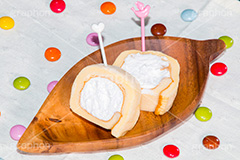 ロールケーキ,ロール,ケーキ,砂糖,クリーム,cake,sweet,tea,fork,スイート,食後,デザート,スイーツ,菓子,甘い,焼き菓子,コンビニ,お菓子,おやつ,チョコ,チョコレート