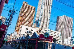 月島西仲通り商店街と高層マンション,月島西仲通り商店街,西仲通り,月島,下町,もんじゃ,もんじゃ焼き,ソウルフード,名物,東京,tokyo,japan,soulfood,商店街,お土産,買い物,中央区,もんじゃストリート,パチンコ,高層ビル,マンション,building