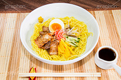 冷し中華,冷やし,ラーメン,らーめん,麺,麺類,中華麺,麺料理,国民食,日本拉麺,中華そば,中華,夏,冷やし中華,たまご,玉子,ゆで卵,味玉,焼き豚,チャーシュー,紅しょうが,紅生姜,きゅうり,キュウリ,紅ショウガ,錦糸卵,タレ,たれ,つゆ,サマー,清涼,Ramen,Chinese noodles,summer