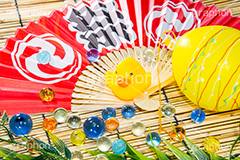 夏祭り,アヒルの玩具,出店,露店,屋台,祭り,景品,あひる,アヒル,鳥,くちばし,口ばし,おもちゃ,玩具,シュール,遊び,こども,子供,キッズ,ビー玉,すだれ,簾,扇子,水ヨーヨー,ヨーヨー釣り,夏,サマー,水遊び,kids,summer,TOY