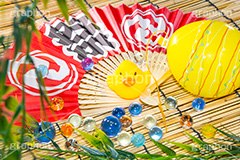 夏祭り,アヒルの玩具,出店,露店,屋台,祭り,景品,あひる,アヒル,鳥,くちばし,口ばし,おもちゃ,玩具,シュール,遊び,こども,子供,キッズ,ビー玉,すだれ,簾,扇子,水ヨーヨー,ヨーヨー釣り,夏,サマー,水遊び,kids,summer,TOY