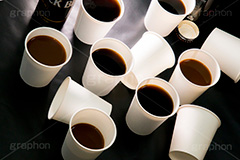 カフェイン中毒,カフェイン,依存症,依存,中毒,コーヒー,珈琲,coffee,caffeine,drink,ドリンク,飲み物,空き缶,紙コップ,飲料,寝不足,眠気,過剰,摂取,ヘルスケア