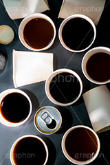 カフェイン中毒,カフェイン,依存症,依存,中毒,コーヒー,珈琲,coffee,caffeine,drink,ドリンク,飲み物,空き缶,紙コップ,飲料,寝不足,眠気,過剰,摂取,ヘルスケア