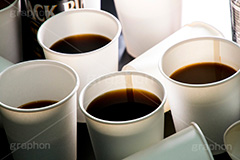 カフェイン中毒,カフェイン,依存症,依存,中毒,コーヒー,珈琲,coffee,caffeine,drink,ドリンク,飲み物,空き缶,紙コップ,飲料,寝不足,眠気,過剰,摂取,ヘルスケア