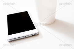 スマホと紙コップ,スマホ,スマフォ,スマートフォン,携帯,モバイル,mobile,フォン,phone,電話,通話,紙コップ,コップ,休憩,デジタル,ガジェット,gadget,digital,device,business,ビジネス,デバイス,電波,端末,液晶,画面,連絡,デバック,IT,通信