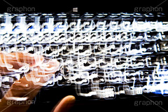 光るキーボード(ブレ),光る,闇,バックライト,キーボードを打つ手,手,指,仕事,オフィス,ビジネス,キーボード,office,business,keyboard,押す,パソコン,personal computer,PC,computer,コンピューター,キー,入力,digital,gadget,hand,finger