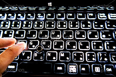 光るキーボード,光る,闇,バックライト,キーボードを打つ手,手,指,仕事,オフィス,ビジネス,キーボード,office,business,keyboard,押す,パソコン,personal computer,PC,computer,コンピューター,キー,入力,digital,gadget,hand,finger