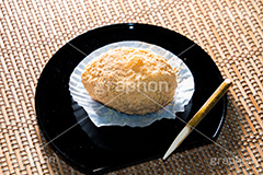 きな粉のおはぎ,おはぎ,きなこ,黄粉,きな粉,お菓子,菓子,和菓子,お茶請け,スイーツ,和,和風,お茶,緑茶,デザート,おやつ,グルメ,甘味,あんこ,餡子,こしあん,粒あん,つぶあん,茶会,お供え,法要,お彼岸,彼岸,お盆,ぼたもち,sweet,dessert,japan