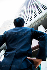 高層ビルを見上げ決意するサラリーマン,高層ビル,決意,意思,意志,見上げ,サラリーマン,リーマン,ビジネス,仕事,オフィス,business,work,office,suit,model,image,スーツ,背広,男性,モデル,男,青年,イメージ,職場,営業,就職,就活,転職,人物