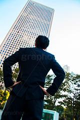 高層ビルを見上げ決意するサラリーマン,高層ビル,決意,意思,意志,見上げ,サラリーマン,リーマン,ビジネス,仕事,オフィス,business,work,office,suit,model,image,スーツ,背広,男性,モデル,男,青年,イメージ,職場,営業,就職,就活,転職,人物