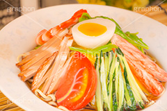 冷し中華の食品サンプル,冷し中華,冷やし,ラーメン,らーめん,麺,麺類,中華麺,麺料理,国民食,日本拉麺,中華そば,中華,夏,冷やし中華,たまご,玉子,ゆで卵,味玉,トマト,きゅうり,キュウリ,食品サンプル,見本,サンプル,偽物,カニ,えび,エビ,海老,店頭,清涼,Ramen,Chinese noodles,japan
