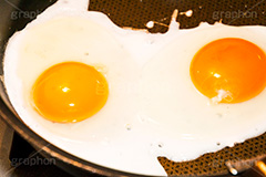 目玉焼き2個,目玉焼き,半熟,たまご,卵,玉子,タマゴ,フライパン,あつあつ,熱々,アツアツ,焼き,朝食,ブレックファースト,egg,breakfast,frying pan,cooking,kitchen,クッキング,キッチン,台所,調理