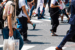 雑踏,都会の雑踏,都会,都心,東京,人混み,混雑,横断歩道,街角,街角スナップ,混む,人々,渡る,歩く,通勤,通学,足,人物,ビジネス,仕事,business,japan,japan