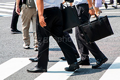 雑踏,都会,都心,東京,人混み,混雑,横断歩道,街角,街角スナップ,混む,人々,渡る,歩く,通勤,通学,足,ビジネス,仕事,バック,スーツ,サラリーマン,人物,business,japan
