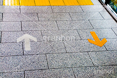 タイルに書かれた矢印,タイル,書く,描く,矢印,tile,黄色い線,地下鉄,地面
