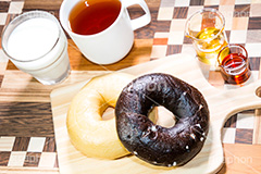 ベーグル,ブレックファースト,パン,朝食,bagel,breakfast,bread,healthy,milk,tea,chocolate,honey,maple,牛乳,紅茶,小麦粉,ヘルシー,チョコレート,シロップ,蜂蜜,はちみつ,ハチミツ,メープル,まな板
