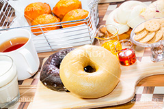 朝食,ベーグル,ブレックファースト,パン,牛乳,紅茶,小麦粉,ヘルシー,チョコレート,シロップ,蜂蜜,はちみつ,ハチミツ,メープル,まな板,マフィン,bagel,breakfast,bread,healthy,milk,tea,chocolate,honey,maple,muffin