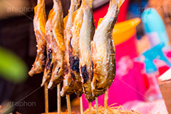 鮎の塩焼き,鮎,あゆ,焼き魚,串焼き,魚,炭火,焼き,炉端焼き,夏祭り,祭り,出店,露店,屋台,夏,サマー,夏休み,縁日,的屋,食べ歩き,おやつ,つまみ,おつまみ,summer,festival,japan