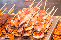 山積みの串焼き,串焼き,焼肉,焼き肉,肉,夏祭り,祭り,出店,露店,屋台,夏,サマー,summer,festival,japan,夏休み,縁日,的屋,食べ歩き,おやつ,つまみ,おつまみ