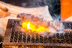串焼き,焼肉,焼き肉,肉,牛肉,夏祭り,祭り,出店,露店,屋台,夏,サマー,summer,festival,japan,beef,夏休み,縁日,的屋,食べ歩き,おやつ,けむり,煙,焼く,炎,つまみ,おつまみ