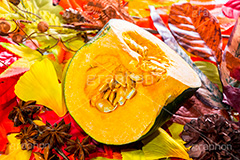 秋の味覚,かぼちゃ,カボチャ,南瓜,パンプキン,pumpkin,halloween,autumn,ハロウィン,秋,野菜,食材,皮,落ち葉