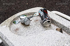 ごみが捨てられた水飲み場,ごみ,ゴミ,水飲み場,蛇口,じゃぐち,水道,水道水,水栓,カラン,栓,バルブ,非常,災害,飲み水,公園,マナー,ルール,空き缶,ポイ捨て,rule,manner