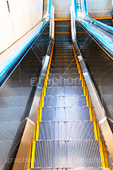 駅のエスカレーター,エスカレーター,階段,自動,施設,駅,ホーム,通勤,通学,交通,階段,上がる,上る,下る,下がる,昇降機