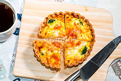 ジャガイモとサーモンのキッシュ,ジャガイモ,じゃがいも,じゃが芋,サーモン,シャケ,鮭,ブロッコリー,キッシュ,焼き,パン,たまご,卵,パイ,パイ生地,生地,朝食,ブレックファースト,カフェ,洋食,お洒落,オシャレ,おしゃれ,女子力,包丁,まな板,4等分,salmon,broccoli,bake,breakfast,cafe