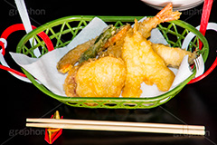 天ぷらの盛り合わせ,天ぷら,てんぷら,天麩羅,和食,日本食,揚げ物,盛り合わせ,盛合せ,えび,エビ,海老,キス,シシトウ,しし唐,かぼちゃ,カボチャ,南瓜,さつま芋,サツマイモ,なす,茄子,ナス,かご,籠,カゴ,japan