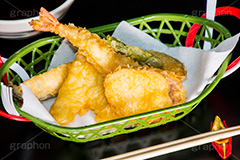 天ぷらの盛り合わせ,天ぷら,てんぷら,天麩羅,和食,日本食,揚げ物,盛り合わせ,盛合せ,えび,エビ,海老,キス,シシトウ,しし唐,かぼちゃ,カボチャ,南瓜,さつま芋,サツマイモ,なす,茄子,ナス,かご,籠,カゴ,天つゆ,japan