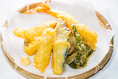 天ぷら,てんぷら,天麩羅,和食,日本食,揚げ物,盛り合わせ,盛合せ,えび,エビ,海老,キス,ピーマン,かぼちゃ,カボチャ,南瓜,さつま芋,サツマイモ,シシトウ,しし唐,なす,茄子,ナス,ざる,生姜,しょうが,japan