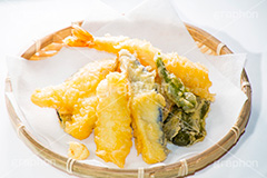 天ぷら,てんぷら,天麩羅,和食,日本食,揚げ物,盛り合わせ,盛合せ,えび,エビ,海老,キス,ピーマン,かぼちゃ,カボチャ,南瓜,さつま芋,サツマイモ,シシトウ,しし唐,なす,茄子,ナス,ざる,生姜,しょうが,japan
