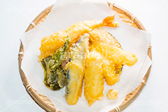 天ぷら,てんぷら,天麩羅,和食,日本食,揚げ物,盛り合わせ,盛合せ,えび,エビ,海老,キス,ピーマン,かぼちゃ,カボチャ,南瓜,さつま芋,サツマイモ,シシトウ,しし唐,なす,茄子,ナス,ざる,生姜,しょうが,japan