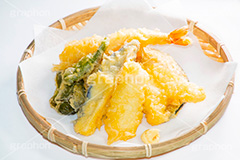 天ぷら,てんぷら,天麩羅,和食,日本食,揚げ物,盛り合わせ,盛合せ,えび,エビ,海老,キス,ピーマン,かぼちゃ,カボチャ,南瓜,さつま芋,サツマイモ,シシトウ,しし唐,なす,茄子,ナス,ざる,生姜,しょうが,japan