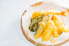 天ぷら,てんぷら,天麩羅,和食,日本食,揚げ物,盛り合わせ,盛合せ,えび,エビ,海老,キス,ピーマン,かぼちゃ,カボチャ,南瓜,さつま芋,サツマイモ,シシトウ,しし唐,なす,茄子,ナス,ざる,生姜,しょうが,japan