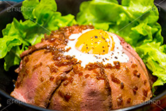 ローストビーフ丼,ローストビーフ,牛肉,肉,丼,どんぶり,生卵,卵黄,卵,たまご,タマゴ,ブラックペッパー,レタス,ごはん,ご飯,マヨネーズ,和食,日本食,japan,カロリー,グルメ