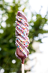 チョコバナナ,チョコ,バナナ,フルーツ,割りばし,割り箸,スイーツ,デザート,夏祭り,祭り,出店,露店,屋台,夏,サマー,dessert,summer,festival,japan,夏休み,縁日,的屋,食べ歩き,おやつ,甘い,チョコレート,chocolate