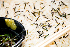 コンビニそうめん,そうめん,素麺,だし,出汁,ダシ,日本料理,日本食,和食,つゆ,茹,冷やし,夏,麺料理,麺類,薬味,japan,箸,割りばし,割り箸,コンビニ,冷麦,ひやむぎ,のり,海苔,ワサビ,わさび,山葵,summer,サマー