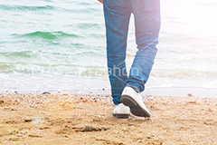 波打ち際に立つ男,波打ち際,海,砂浜,波,自然,男,青年,男性,モデル,model,natural