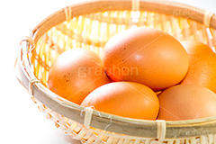かごに入った卵,卵,たまご,タマゴ,玉子,生卵,なまたまご,食材,かご,カゴ,籠,料理,調理,kitchen,キッチン,イースター,イースターエッグ,easter,egg