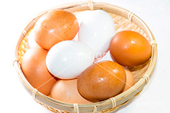 かごに入った卵,卵,たまご,タマゴ,玉子,生卵,なまたまご,食材,かご,カゴ,籠,料理,調理,kitchen,キッチン,イースター,イースターエッグ,easter,egg