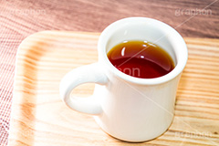 紅茶,お茶,茶,ティー,マグカップ,カップ,温かい,カフェイン,ブラックティー,茶葉,一杯,飲む,飲み物,飲料,茶会,ドリンク,トレイ,おぼん,来客,black tea,drink