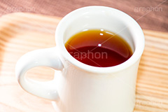 紅茶,お茶,茶,ティー,マグカップ,カップ,温かい,カフェイン,ブラックティー,茶葉,一杯,飲む,飲み物,飲料,茶会,ドリンク,トレイ,おぼん,来客,black tea,drink