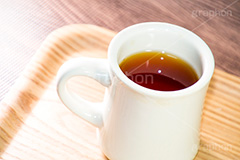 紅茶,お茶,茶,ティー,マグカップ,カップ,温かい,カフェイン,ブラックティー,茶葉,一杯,飲む,飲み物,飲料,茶会,ドリンク,トレイ,おぼん,来客,black tea,drink